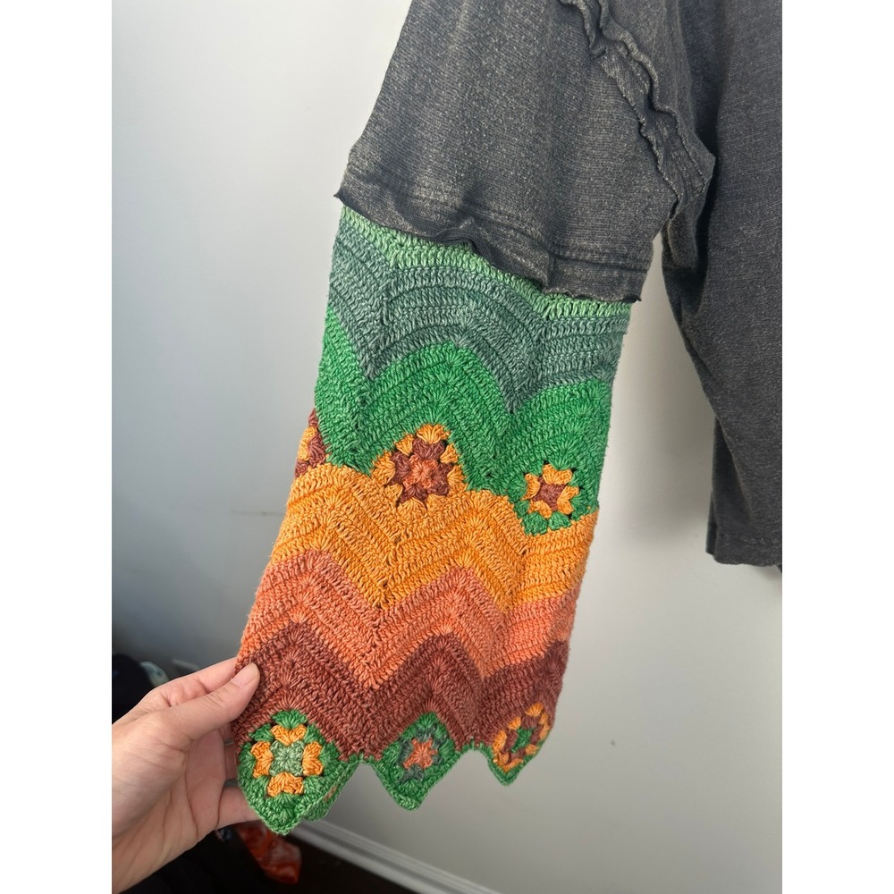 We The Free So Edgy Tee Graphic Tee XS/S Charcoal Rare Crochet Sleeve Boho - Picture 8 of 9
